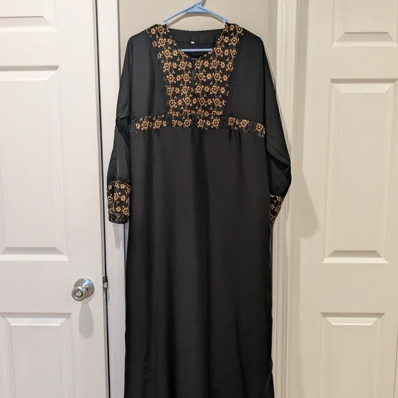 Black Abaya - Picture 2 of 4